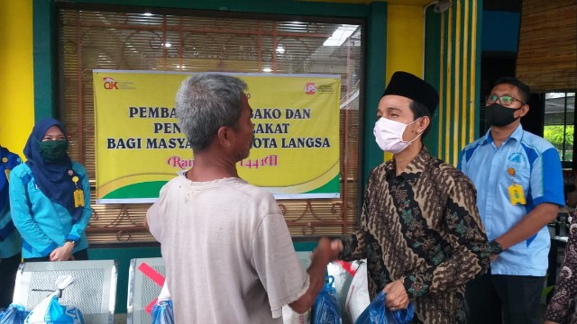 Wujud kepedulian Bank Syariah Adeco terhadap warga fakir miskin diseputaran Kota Langsa berikan bantuan 100 Paket Sembako, Selasa,